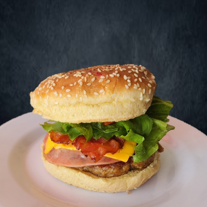 Hamburguesa con Piña y Papas Fritas (Estilo Paja)