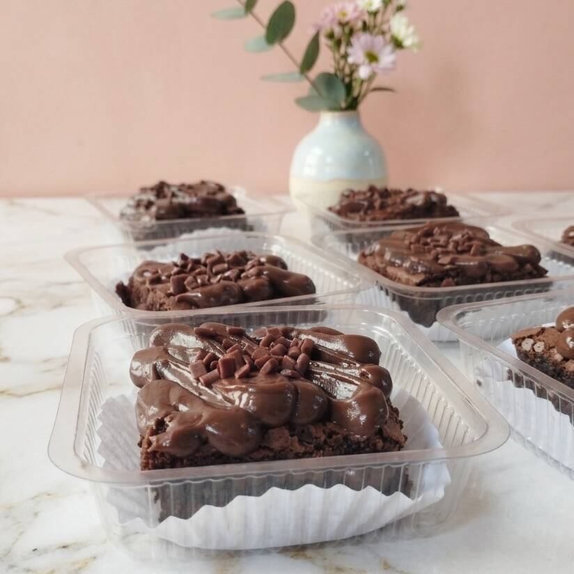 Massa de chocolate 50% cacau, com recheio de Brigadeiro cremoso de chocolate nobre, ao decorar granule ao leite! Aprox 100g