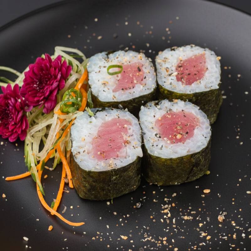 Enrolado com recheio de atum, arroz japonês e cebolinha.