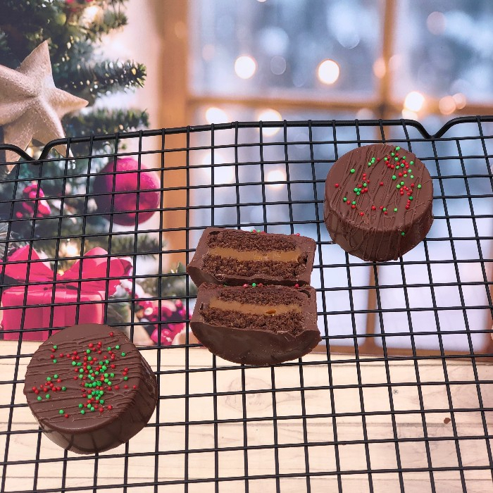 Peso médio total: 60g Nosso pão de mel é feito com uma massa macia a base de mel e especiarias, com recheio de doce de leite, coberto com chocolate.