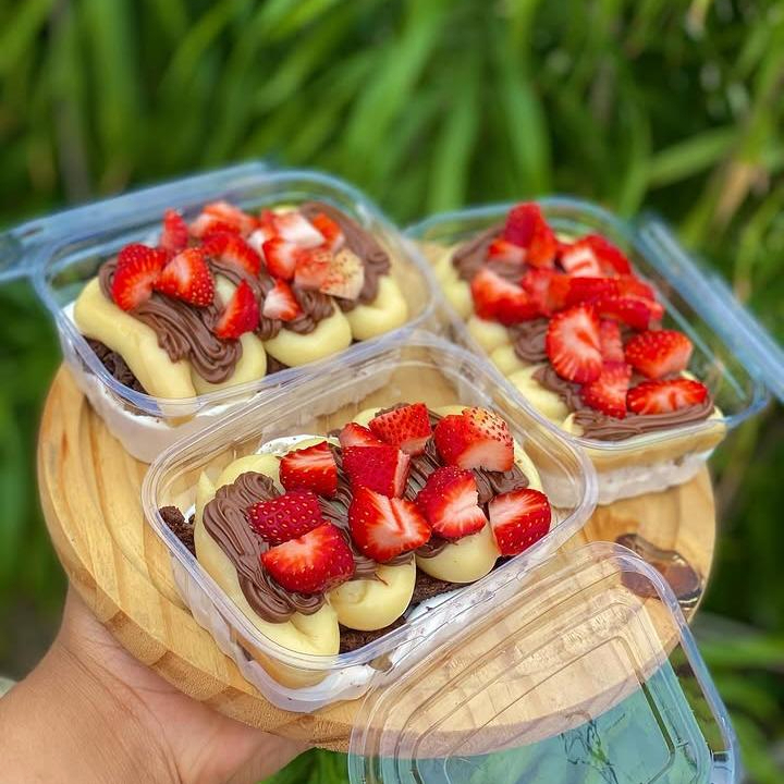 Camadas generosas de brownie super úmido e intenso, “escondidas” sob um creme de Ninho leve e aveludado, com Nutella cremosa e morangos frescos trazendo o equilíbrio perfeito 🤤🍓 Uma sobremesa sofisticada, onde o chocolate marcante se encontra com a suavidade do creme e o frescor da fruta… simplesmente irresistível em cada colherada. Peça agora e descubra essa explosão de sabores 💛