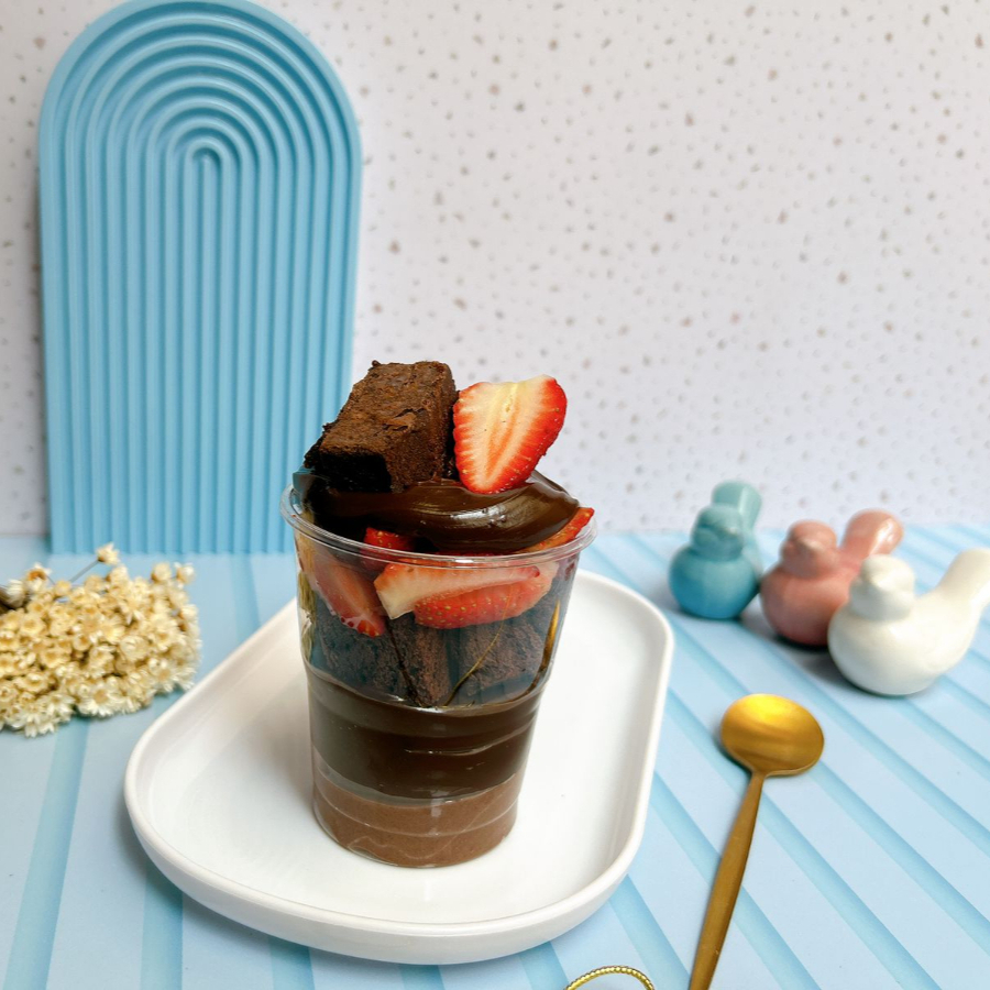 Camadas irresistiveis de mousse de chocolate, brigadeiro Cremoso, pedaços de brownie e morangos frescos. Uma sobremesa feita para os verdadeiros apaixonados por chocolate e morango.