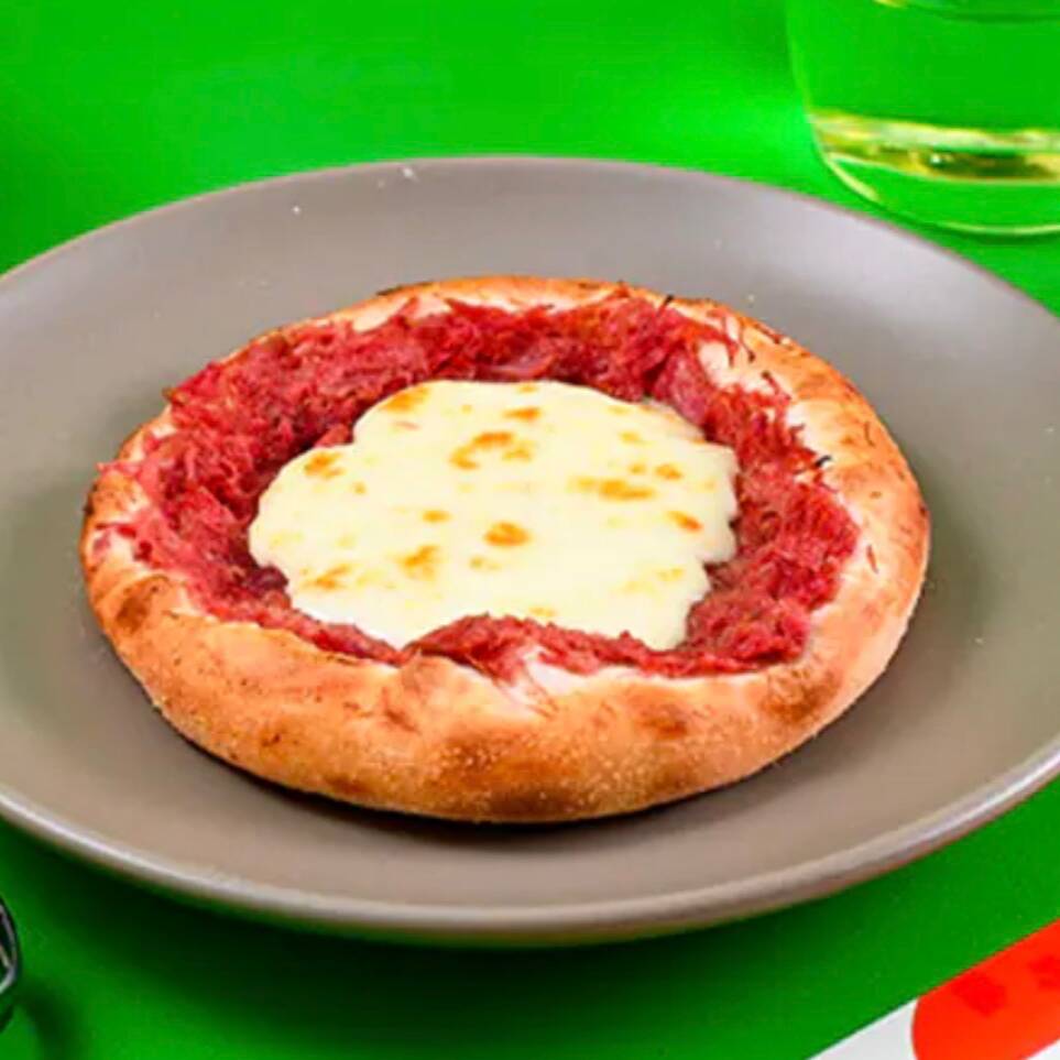 Massa de esfiha assada com mussarela, gorgonzola e bacon em cubos, sabor intenso e marcante.
