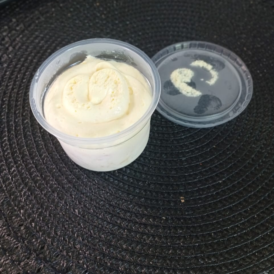 Creme branco com pedaços de abacaxi, coberto com mousse de abacaxi (não leva chantily). Super refrescante e doce na medida!