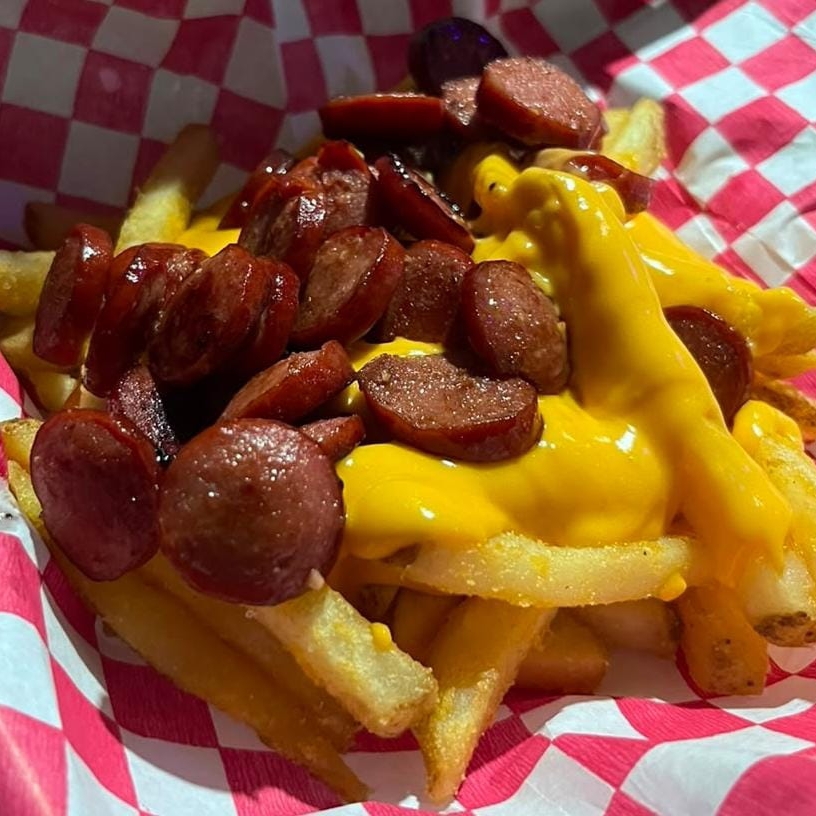 Papas a La Francesa con Queso y Salchicha