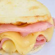 Arepa con Queso y Jamón