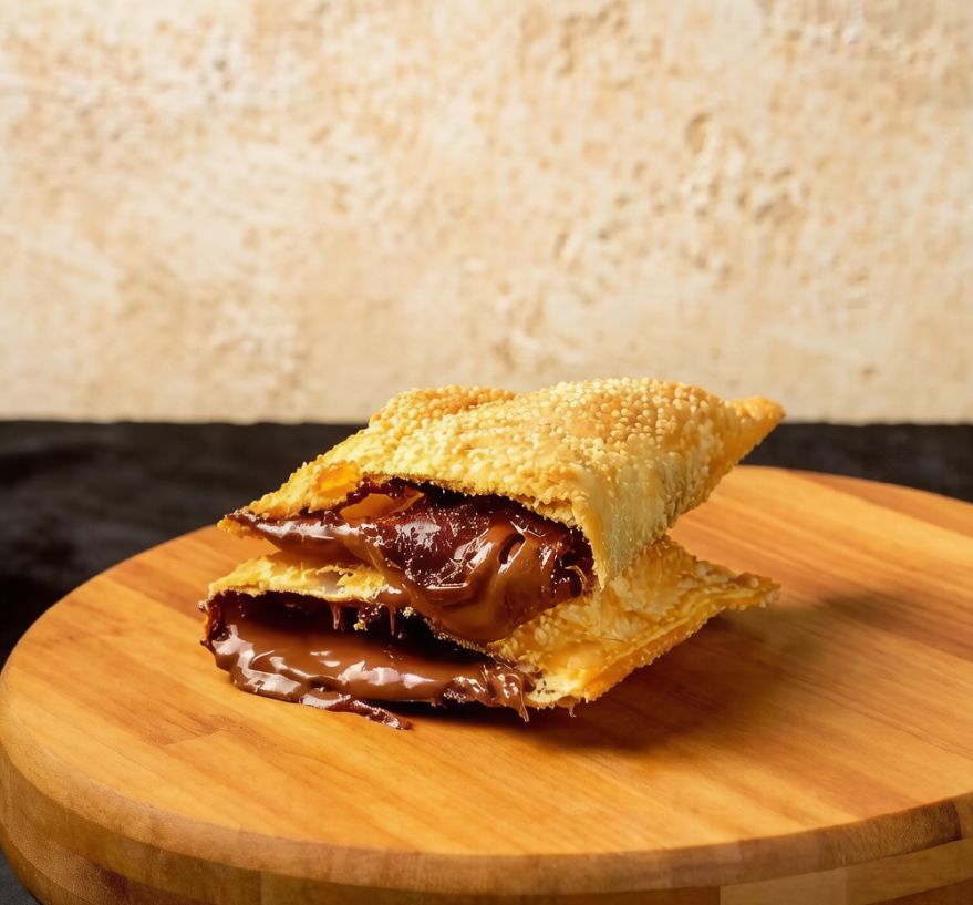 Massa crocante e douradinha com recheio de chocolate em barra derretido, sabor marcante e irresistível a cada mordida!