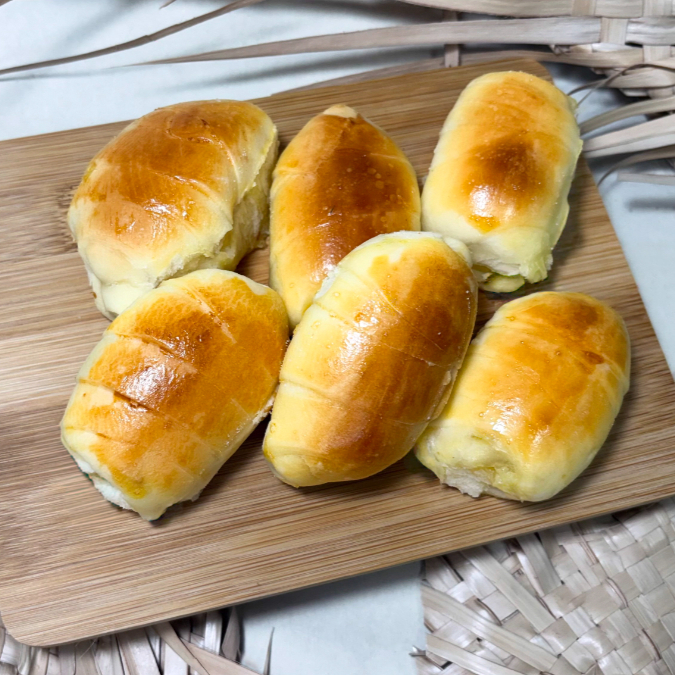 Douradinho por fora e recheado com queijo cremoso por dentro. Todo mundo ama um Enroladinho de Queijo! Feito com massa leve e macia, enrolado à mão e finalizado com uma camada de leite condensado que garante uma casquinha levemente adocicada e irresistível. O equilíbrio perfeito entre o doce e o salgado em cada mordida. Ideal para o lanche, o café da manhã ou para servir naquelas reuniões especiais!Douradinho por fora e recheado com queijo cremoso por dentro. Todo mundo ama um Enroladinho de Queijo! Feito com massa leve e macia, enrolado à mão e finalizado com uma camada de leite condensado que garante uma casquinha levemente adocicada e irresistível. O equilíbrio perfeito entre o doce e o salgado em cada mordida. Ideal para o lanche, o café da manhã ou para servir naquelas reuniões especiais!