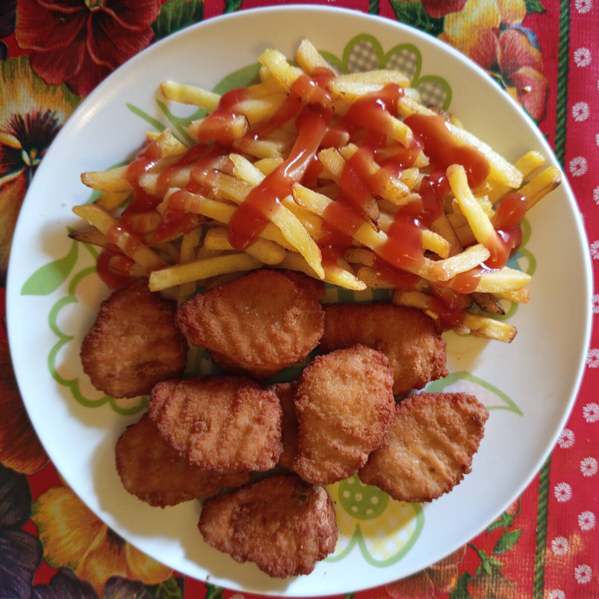 Nuggets de Pollo con Papas Fritas