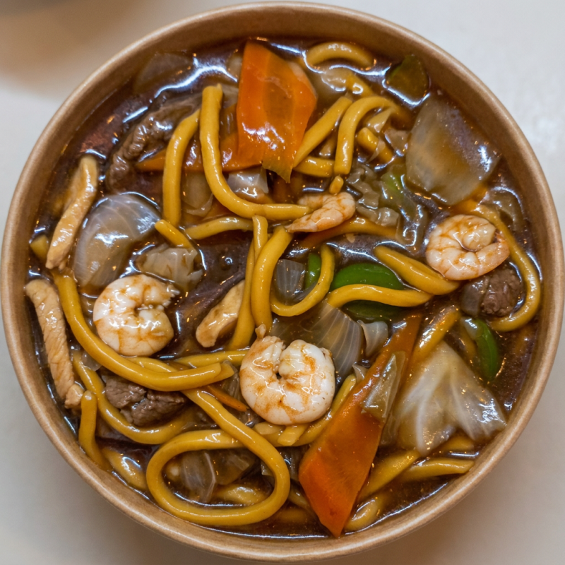 Delicioso macarrão chinês, cozido no molho shoyu light, com carne, frango, camarão e legumes.