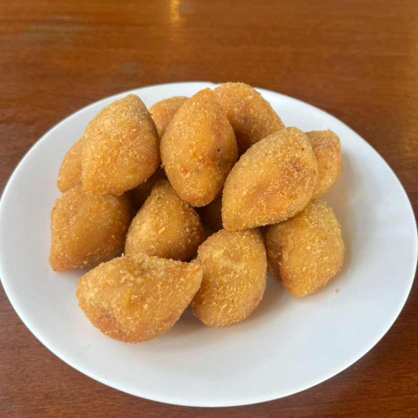 Mini salgado com massa leve e recheado com presunto. Um clássico simples e irresistível.