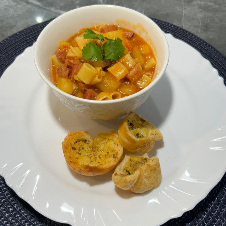 Deliciosa sopa de legumes com calabresa e bacon.