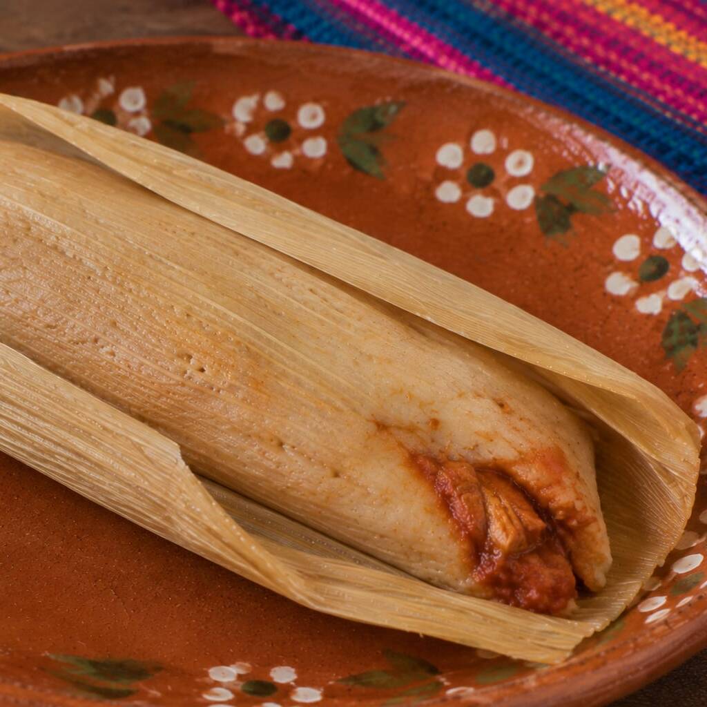 Tamal de Chicharrón de Cachete en Salsa Roja.
