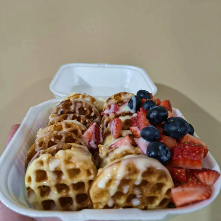 Mini Waffles Lechera con Fresa y Blueberry