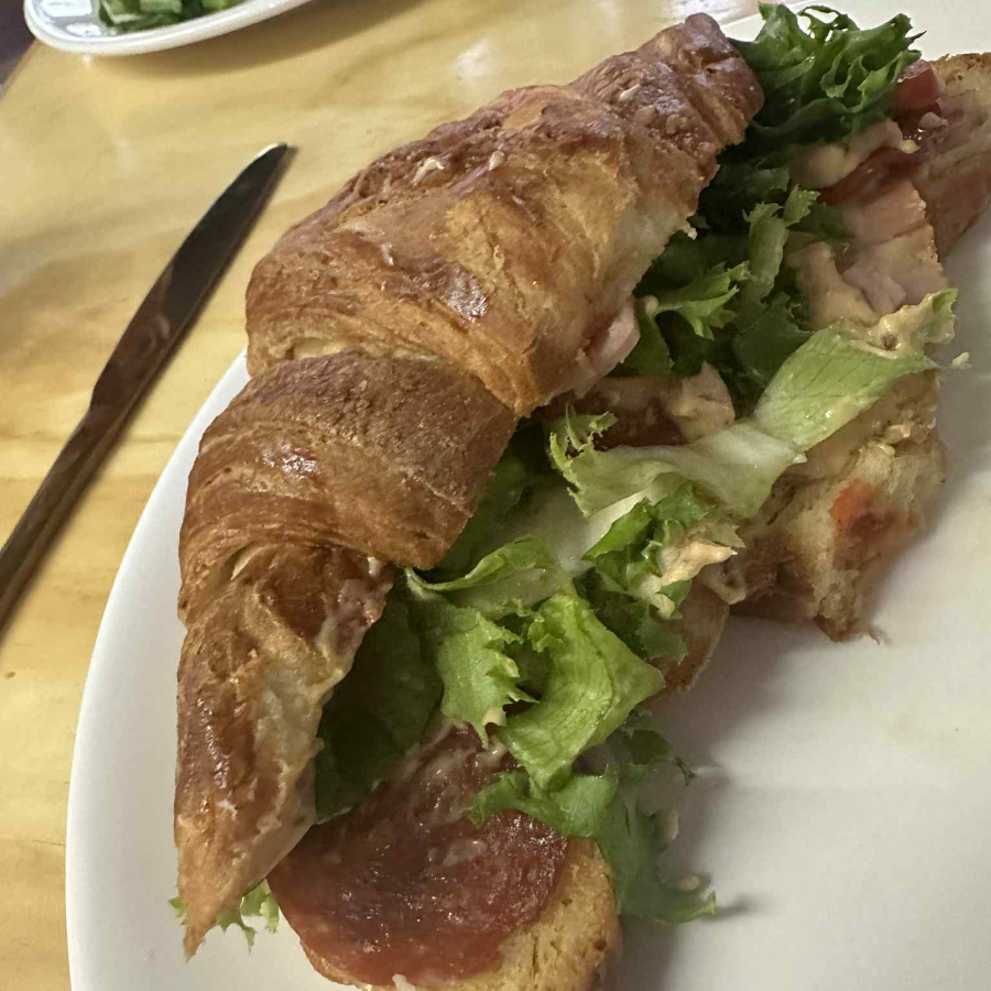 Croissant de pepperoni y queso mozzarella