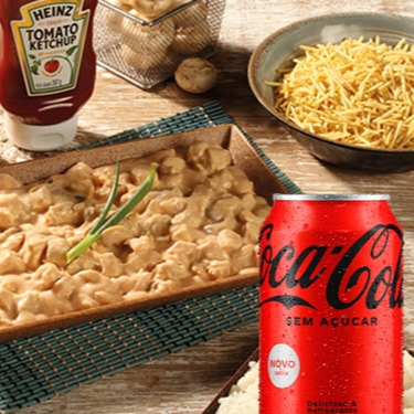 Saboreie 700g (porção do item strogonoff) o tradicional do Santo. Cortes macios de frango com o nosso inconfundível molho de Strogonoff a base de produtos da renomada marca Heinz, creme de leite e champignons cuidadosamente selecionados. Acompanha arroz branco, batata palha ou purê de batatas + 3 Refrigerantes Lata do seu sabor favorito (Serve até 3 pessoas)
(Os ingredientes do strogonoff não podem ser alterados e/ou retirados.)