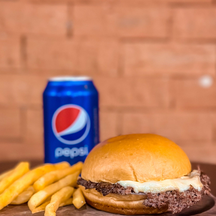Pão brioche macio abraça smash burger de 90g, queijo Mussarela derretido , finalizado com maionese exclusiva que une cremosidade e sabor intenso. Batata e Refrilata
