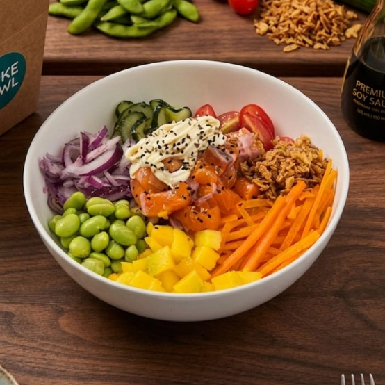 Arroz Japonês, Salmão frescos em cubos, Sunomono, Cenoura, Manga, Cebola roxa, Tomate cereja, Edamame, Cebola crispy, Cream cheese e Molho tarê