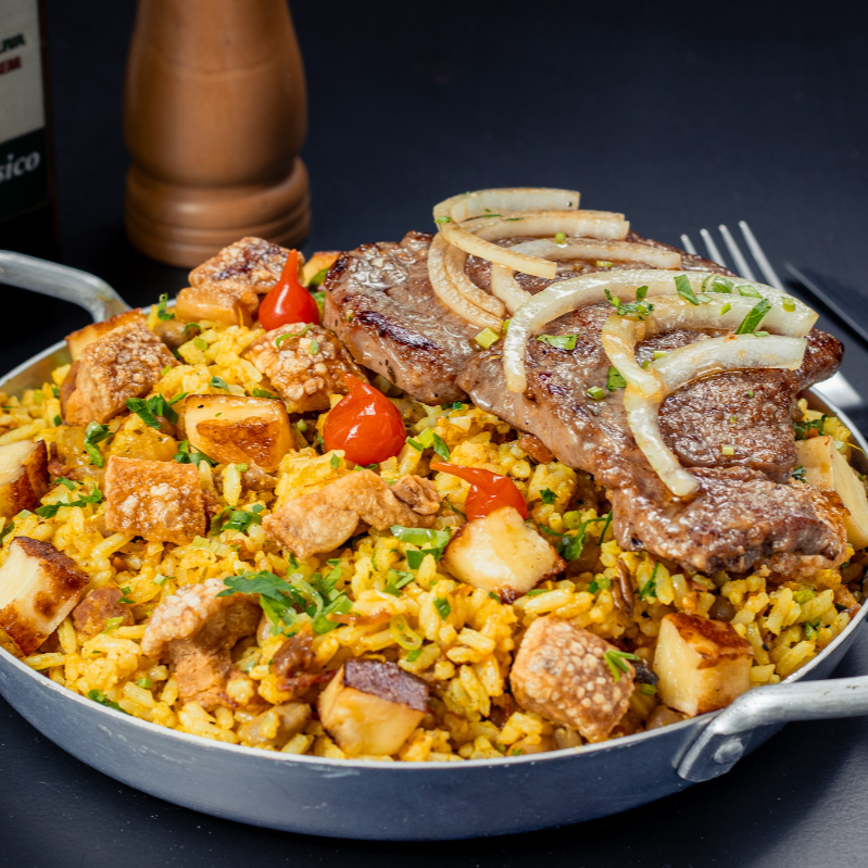 Aprox. 500g - Feijão de corda, arroz, calabresa, carne seca, salsinha e queijo coalho. Acompanha Contra filé acebolado