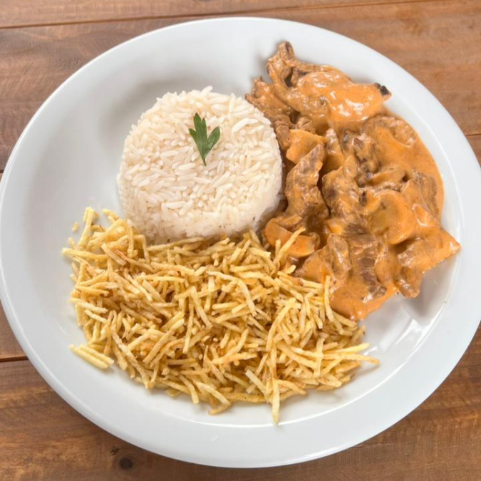 Clássico que nunca falha. Tiras de alcatra envolvida em um molho cremoso e cheio de sabor, servida com arroz branco soltinho e batata palha crocante. A combinação perfeita entre conforto, tradição e aquele gosto de comida que abraça.