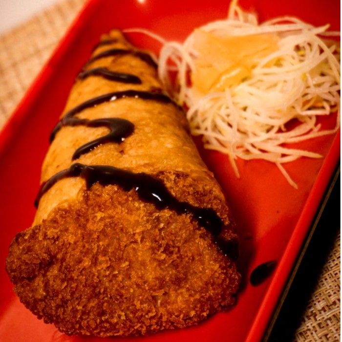 Composto por massa harumaki, arroz japonês e camarão grelhado. Aproximadamente 160g (60g de arroz e 100g de proteína).