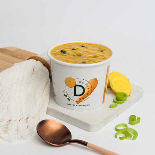 (Consumo imediato) Sabe aquele creme de mandioquinha que aquece qualquer noite fria!? Nós temos. Com muuuita mandioquinha e carinho, este creme é temperado com alho poró, gengribe e curry. E ainda vem com cebolinhas picadas por cima para dar o toque final. Esta sopa é produzida no Dia e chega quentinha na sua casa. (Porção 400g: 330 kcal)