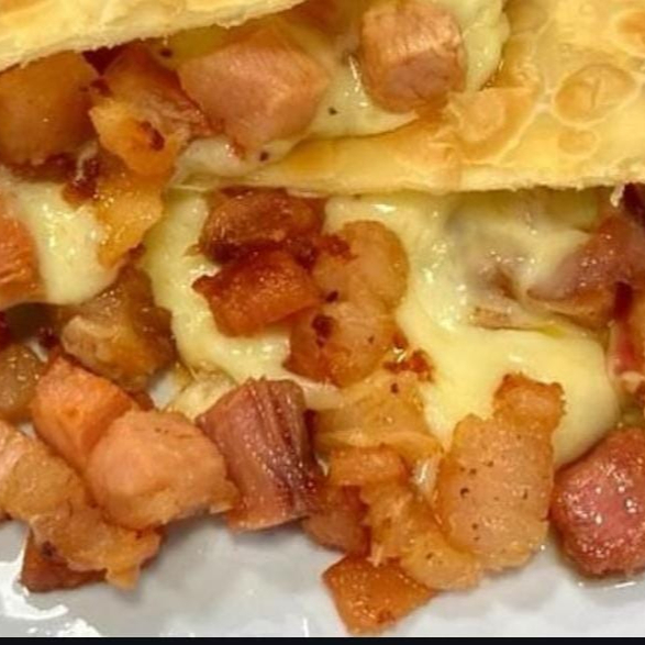 massa crocante sequinha, 15cm, recheda com quijo tipo mussarela, bacon, orégano.