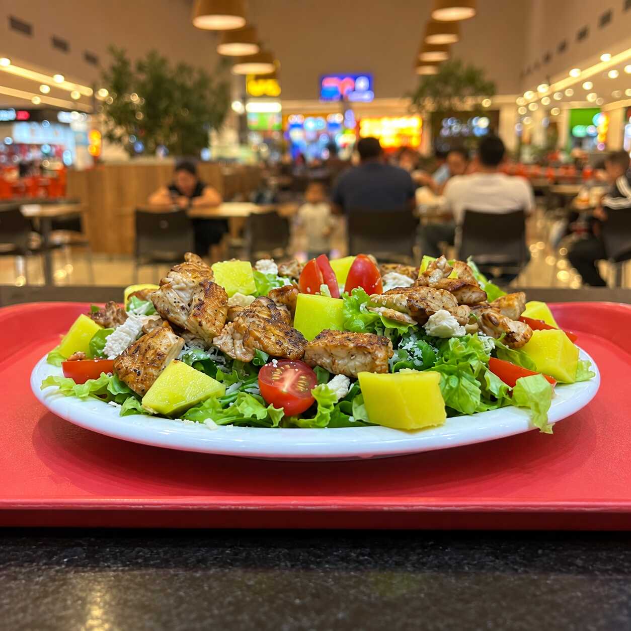 Comece com nossa base fresca de alface crespa, rúcula, cenoura e tomate-cereja. Escolha até 3 complementos, adicione sua proteína favorita e finalize com o molho. Sua salada, do seu jeito!