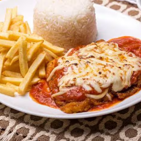 Arroz, feijão, fritas, salada do dia e filé de frango à parmegiana