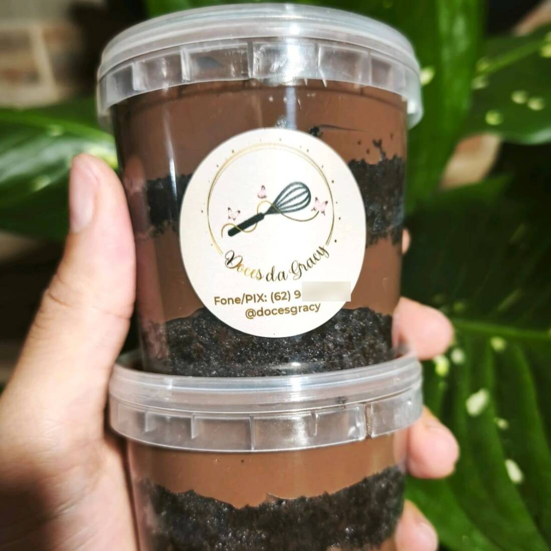 Bolo no pote de creme de brigadeiro, com camadas de massa de chocolate super fofinha e um creme delicioso que lembra o sabor inconfundível do Danette. Cremoso, docinho na medida certa e irresistível a cada colherada — perfeito para quem ama um chocolate bem feito!