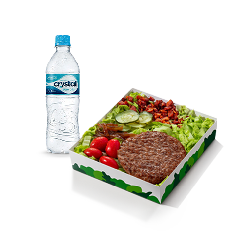 A Salada Mix com carne bovina combina alface, tomatinhos, cebola ao molho shoyu, picles e bacon triturado, com um hambúrguer de carne 100% bovina. Acompanha molho Caesar, azeite e vinagre e garrafa de água 500ml.