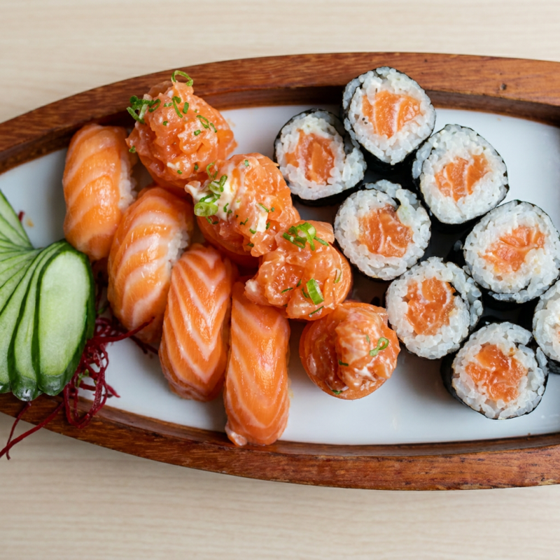 4 Niguiri de salmão
4 Joy Gunkan de salmão com tartar de salmão com cebolinha
4 Maki de salmão
4 Maki Philadelphia
* Foto Ilustrativa
* não alteramos as peças
sushi, promoção japa, promo japa, promoção, combo, combinados, combo barato, lanches, jantar, almoço, maki, salmão, japa, japonesa, culinária japonesa, oriental, poke japa, ceviche, especial, box, kame, unidades, niguiri, promoção de sushi