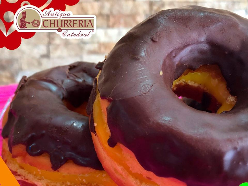 Dona de Chocolate Rellena de Crema