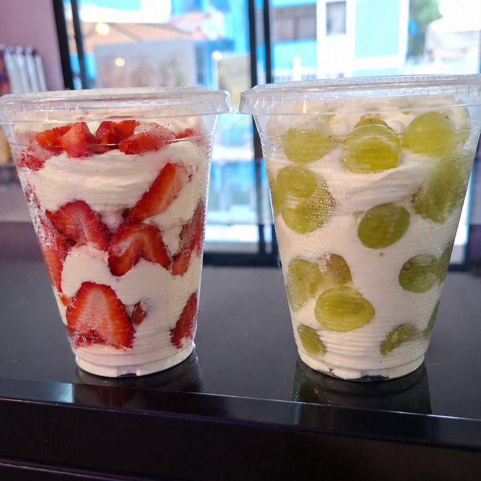 Fresas o uvas con crema