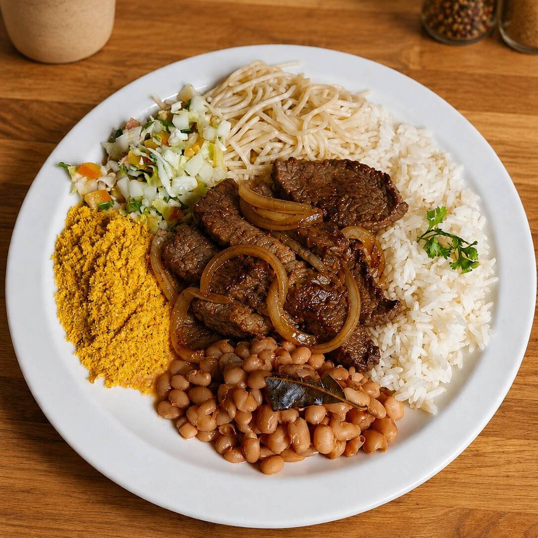 Bife suculento com cebola refogada, arroz, feijão, farofa, salada e macarrão.