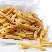 Generosa porção de batatas fritas crocantes, perfeita para compartilhar com amigos ou família em momentos especiais.