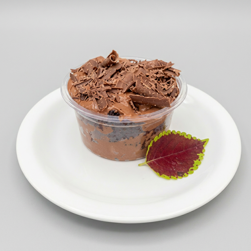 Massa de Iogurte Molhadinha Com Recheio Quatro Leites e Mousse de Chocolate.