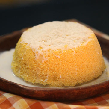 deliciosa massa de cuscuz quentinha , com cobertura de leite condensado e finalizada com coco ralado