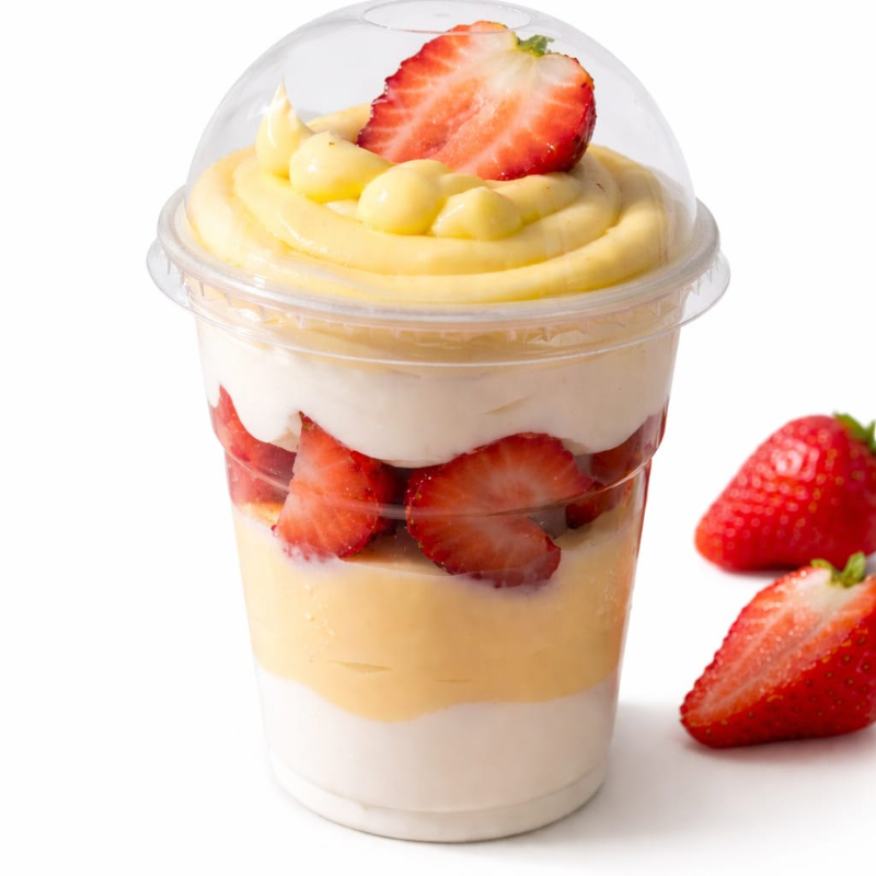 Copo com um delicioso mousse de ninho super levinho e um creme de ninho super cremoso, e para melhorar tem os deliciosos morangos cortados e selecionados. Produto montado na hora, para chegar super fresquinho até você. Serve 1 pessoa. Aproximadamente 280g.