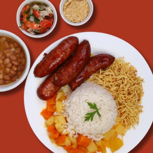 Delicioso marmitex com filé de linguiça, arroz, feijão, legumes, farofa, batata palha.