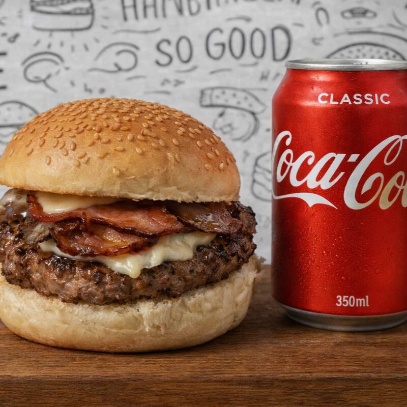 Chef Burger Bacon + Coca-cola 350ml – O Sabor que Define um Verdadeiro Burger Gourmet Hambúrguer artesanal 140g com blend selecionado e tempero especial do chef, trazendo um toque defumado irresistível. Receita completa com molho especial de alho com bacon, bacon crocante e queijo mussarela derretido + 01 coca-cola lata 350 ml. Um clássico gourmet criado para entregar suculência, equilíbrio e sabor nível Masterchef.