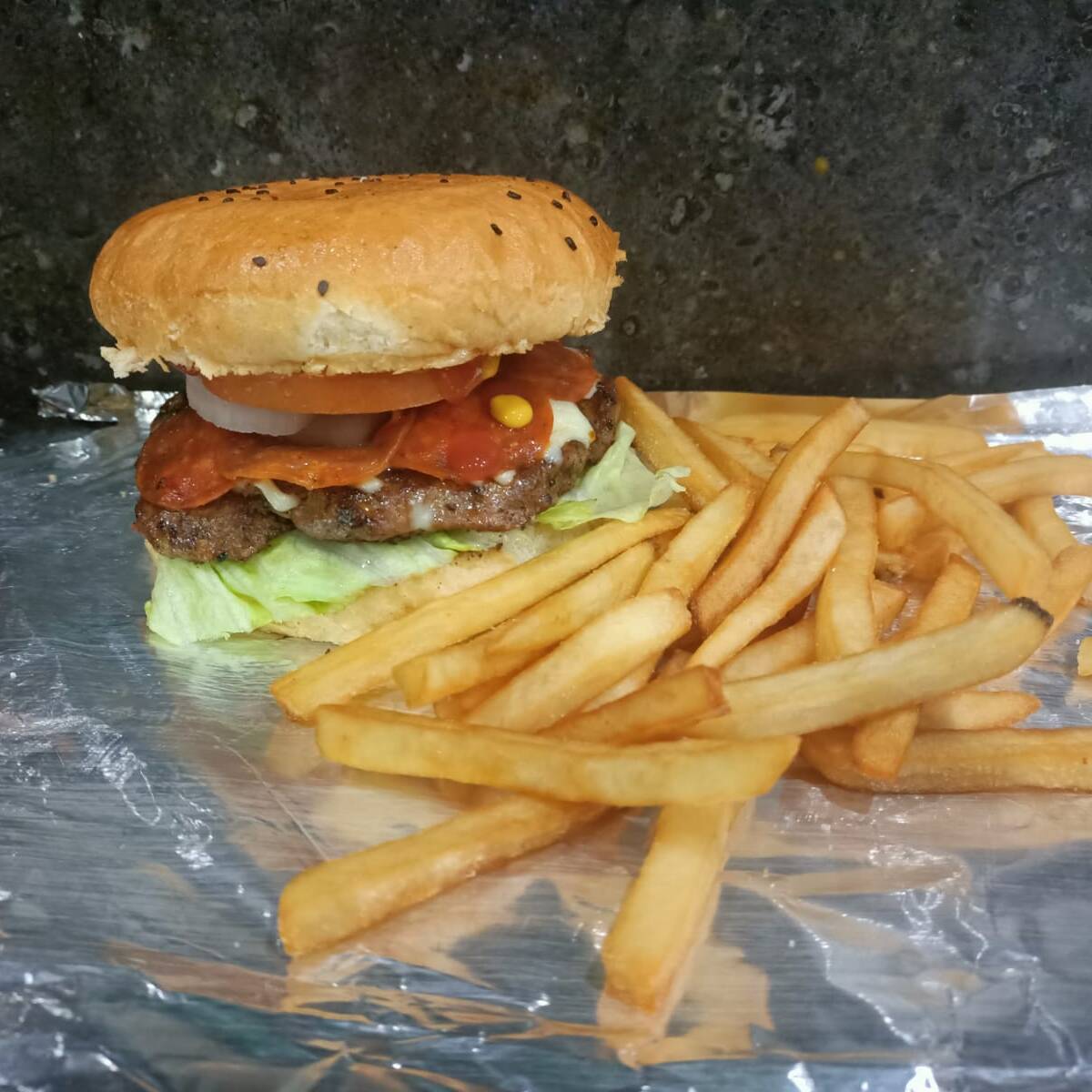Pepperoni Burger (150 gr.) Con Papas