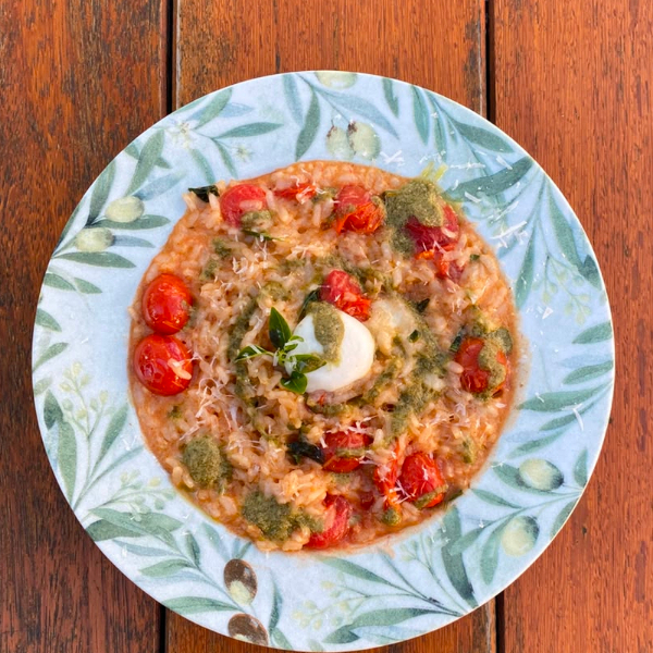 Risoto de parmesão, tomates confitados, finalizado com molho pesto de limão siciliano