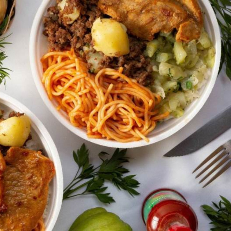 Aprox 900g - arroz, feijão, macarrão, fritura e legumes refogados + 2 opções de churrasco à sua escolha. Acompanha salada do Dia.