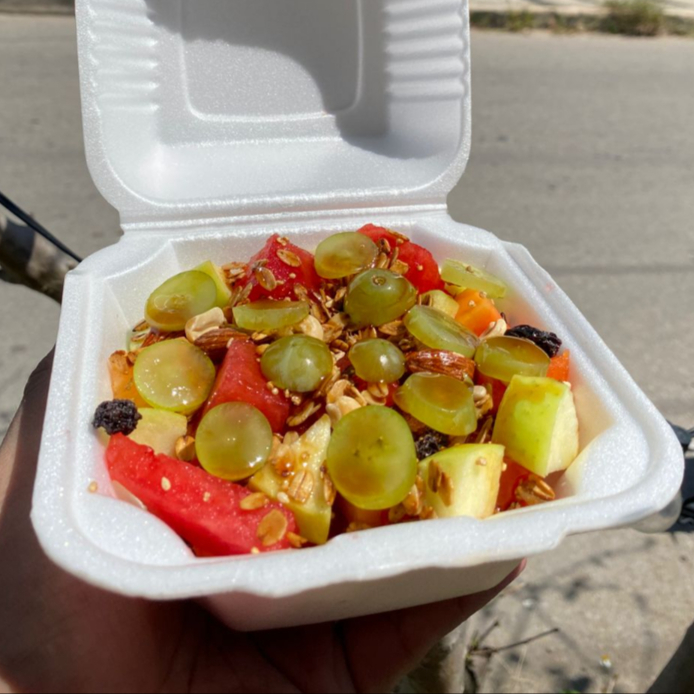 Charola de Frutas con Granola y Miel