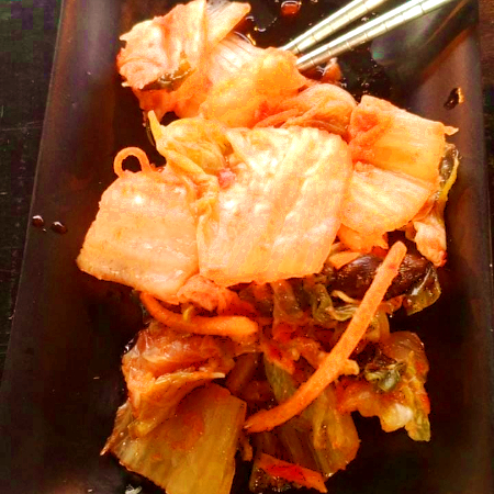 O kimchi apimentado é uma conserva fermentada de vegetais, principalmente acelga, que se destaca por sua combinação marcante de sabores: picante, azedo, salgado e umami. Originário da Coreia, é um acompanhamento tradicional servido em quase todas as refeições. Acelga 100g