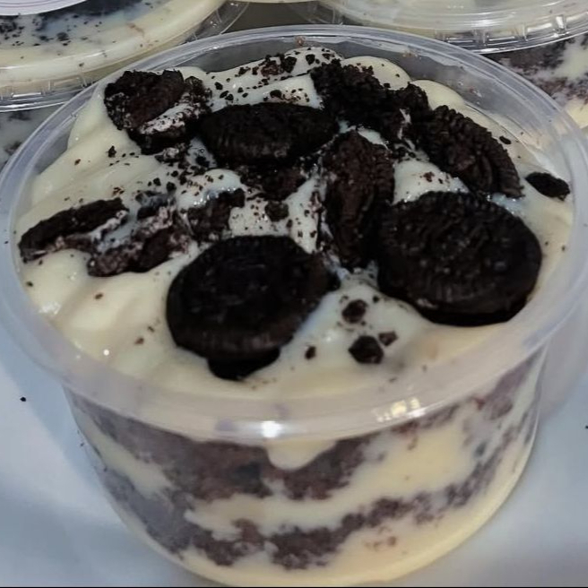 A combinação perfeita de camadas! Massa molhadinha, intercalada com recheios artesanais super cremosos e finalizada com um toque especial. Feito com ingredientes selecionados para garantir aquele sabor de doce de vitrine na palma da sua mão.