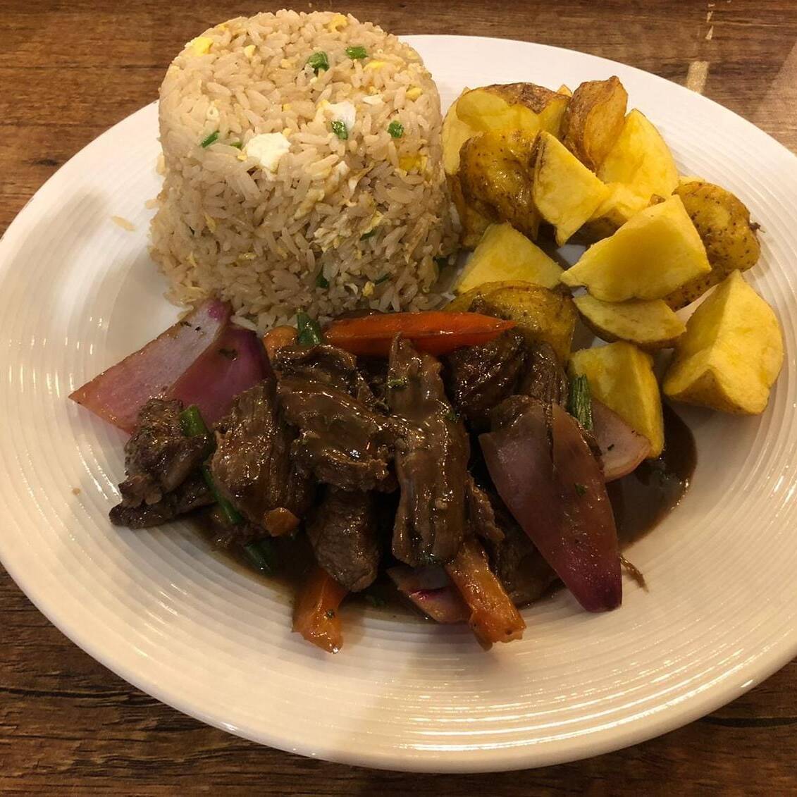 LOMO SALTADO + ARROZ CHAUFA
