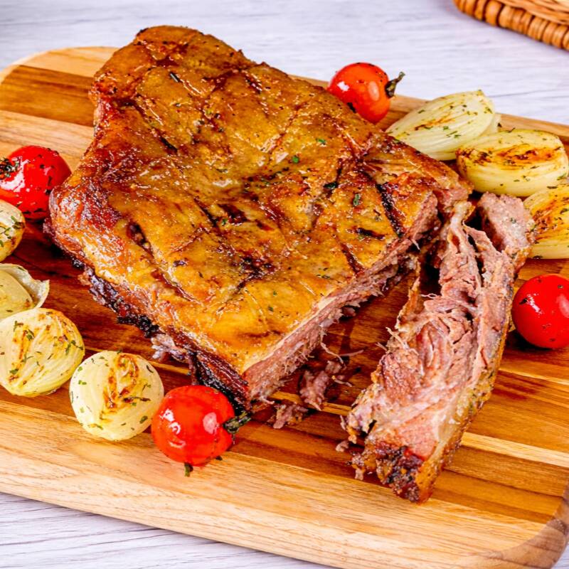 300 g de costela suculenta sem osso, acompanhada de arroz branco, risoto cremoso, farofa crocante e maionese artesanal, + 2 coxas de frango grelhadas e 2 linguiças toscanas — uma refeição completa e saborosa para compartilhar!