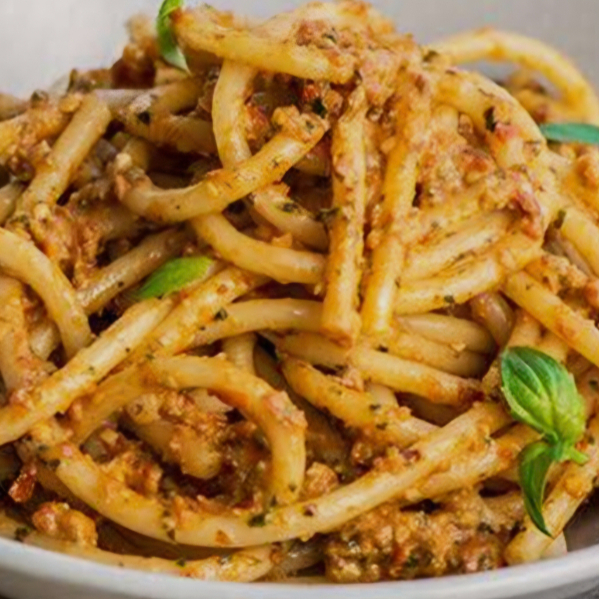 O pesto de Trapani, originário da cidade de Trapani, no oeste da Sicília, é um molho fresco e saboroso, conhecido por seu paladar delicado e refrescante. Os sicilianos chamam essa receita secular de "agghiata trapanisa". Tradicionalmente, leva amêndoas, tomates, manjericão e alho que lhe confere um sabor mais delicado em comparação ao pesto genovês clássico.